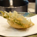 割烹 天ぷら 三太郎 - 大葉にははんぺん的な練りもの