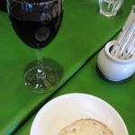ビストロ・ソレイユ - 赤ワイン（追加）とセットのパン