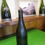 ビストロ・ソレイユ - 水は、良く冷えたワインボトルで