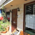 フランス国旗が目印