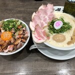 鶏そば啜る - 「鶏そば全部のせ(950円)」と「レアチャーシュー丼(並)(400円)」