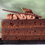 ウルソン - 濃厚な生チョコ×しっとりカカオスポンジが織りなすシンプルイズザベストなチョコレートケーキ。キャラメル要素はかなり控えめ。恐らくキャラメルはエッセンス、あくまでチョコレートの良き引き立て役なのだろう。