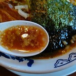 東京豚骨拉麺 しゃかりき - スープは背脂がそこそこ入った非乳化豚骨醤油スープ