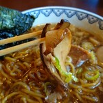 東京豚骨拉麺 しゃかりき - しゃかりきラーメンにデフォルトで入っているチャーシュー(箸で持ち上げたら崩れるほどの柔らかさ)