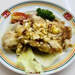 餃子の王将 - 油淋鶏ジャストサイズ366円、ニンニクの香りがとてもイイ。鶏は柔らかくサクッと揚がって程良い酢加減であっさり食べれる。