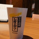 Kushiyaki Kyoudo Ryouri Sakanaya Ginsui - とりあえずのレモンサワー。なぜレモンサワーは甘めなのか？無糖で良いじゃん(｀Δ´)