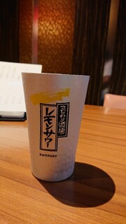 Kushiyaki Kyoudo Ryouri Sakanaya Ginsui - とりあえずのレモンサワー。なぜレモンサワーは甘めなのか？無糖で良いじゃん(｀Δ´)