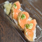 ちよだ鮨 - 炙りサーモントラウト（３２３円）２０２３年９月