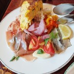 トラットリアカンパニオ - 前菜盛り合わせ：メニューの説明してくれます。