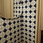 トラットリアカンパニオ - 個室のタイル。個室の中にも鏡と手洗いあり。