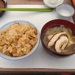 松茸山 見晴台 - ご飯山盛り、濃いめの味付けがうまい。きのこ汁も良い出汁が出てて美味しかった。