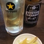 あQ - 白ホッピー。店の入口が開けっぱなしで、クーラーが効いていないのか暑かった、、、。そこでキリッと冷えたホッピー！♪