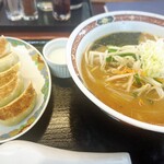 Umai Menkuitei - みそラーメン、餃子、デザートの杏仁豆腐