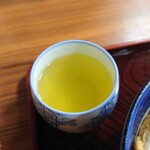 利喜庵 - 丼には温かいお茶も添えられています。