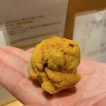 立喰い寿司 あきら - ウニ手渡し