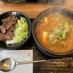 カルビ丼とスン豆腐専門店 韓丼 - 海鮮スンドゥブとミニハラミ丼のセット