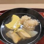 Akasaka Kikunoi - 昼懐石１５７３０円。豊年椀。鱧をお米の衣で揚げたもの、松茸、卵豆腐を松茸の香りを付けた清汁で仕上げた品です。当店の定番ですが、とーっても美味しくいただきました（╹◡╹）（╹◡╹）