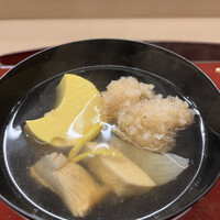 赤坂 菊乃井 - 昼懐石１５７３０円。豊年椀。鱧をお米の衣で揚げたもの、松茸、卵豆腐を松茸の香りを付けた清汁で仕上げた品です。当店の定番ですが、とーっても美味しくいただきました（╹◡╹）（╹◡╹）
