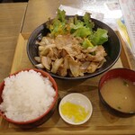 居酒屋革命 酔っ手羽 - ランチの生姜焼き定食。ご飯大盛り。