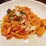 とっと家 - ナスとヤリイカのトマトクリームソースパスタ