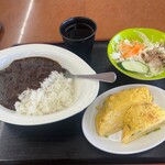 大衆食堂 半田屋 - 黒ビーフカレー＆玉子焼き・サラダ