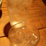 呑家 - 鍛高譚のロックと甕だし和ら麦の水割り