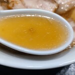 喜多方ラーメン坂内 - 鶏ガラ醤油のあっさりした飲み口に焼豚を炊いた時に出た背脂が若干追加されたスープ(今日たまたまかも知れませんが背脂の量が少し多いかな？と思ってしまいました)