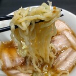 喜多方ラーメン坂内 - 中太縮れのスープともよく絡み食べごたえもそこそこで満足感ある麺です