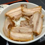 喜多方ラーメン坂内 - ライスに焼豚を5枚で自作焼豚丼(個人的に今日一番美味しかったまであるw)