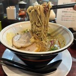 至極の麺 華 - 台湾特級黒担々麺(1,020円)
おろしにんにく(+50円)
辛さ増し +5cc(+10円)