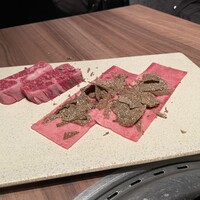 焼肉うしごろ 銀座店 - 薄切りたんトリュフ載せとハラミ