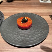 焼肉うしごろ 銀座店 - いくら・キャビアのせのユッケ