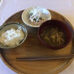 Rokkasansou - 初めに運ばれてくる料理。ご飯、蒸し鶏のサラダ、きのこ汁