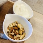 かき氷店 小桃 - ナッツとヨーグルトクリームのトッピング