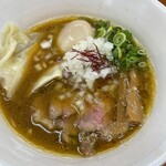Menya Sakigakeboshi - 特製醤油にワンタン、チャーシュー、燻製味玉をトッピング