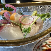 割烹みなと (アートホテル大阪ベイタワー) - 縞鯵、鯛、鱧が盛り付けられていました