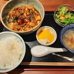 Chuugoku Shisen Shunsai Shushirakusan - おかわりOKのライスやスープ、サラダにデザートまで付いて豪華♪四川料理の父の下で修行したシェフが作る麻婆豆腐ランチ1,000円