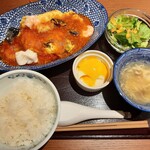 Chuugoku Shisen Shunsai Shushirakusan - おかわりOKのライスやスープ、サラダにデザートまで内容充実♪週替わりメニューの1つ、イカと海老、卵のチリソース