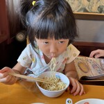 中国ラーメン揚州商人 - 細麺で食べやすいラーメンに娘はあっという間に完食