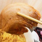 日清ラ王　袋麺屋 - 叉焼もデカイ