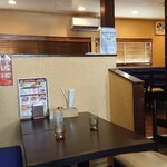 Eberesuto Kicchin - 奥にもテーブル席あり。喫茶店があったときと変わってない。
