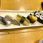 Uo tora sushi - 単品　小肌、鰯、子持ち昆布、うに、梅しそ巻き