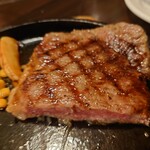 Yo-shoku OKADA - 肉的には高級店で食べる
松阪牛程のおおっ❕と来る旨味までは感じないけれど
飛騨牛並みの旨味と柔らかさ

霜の降り方がシッカリとしているので
旨味シッカリで中が生な状態でもスッと噛み切れる❕