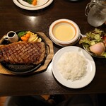 Yo-shoku OKADA - ◯和牛ステーキ
鉄板は熱々な状態で提供されてる

下には玉ねぎのスライスで肉を浮かしてあり
焼け過ぎを防がれているけれど、鉄板が熱熱なので
それほどの効果はない❔（笑）