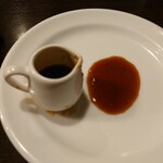 Yo-shoku OKADA - 甘味ある味わいの和風ソースは
醤油と甘み、生姜の味わい
しかし煮詰めて作られてるので
ハッキリとは生姜感は無く
円やかな味わいにはなってる
ステーキの脂の甘み（旨味）と合うように
甘くされてるのだろう