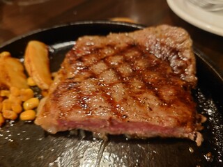 Yo-shoku OKADA - 肉的には高級店で食べる
松阪牛程のおおっ❕と来る旨味までは感じないけれど
飛騨牛並みの旨味と柔らかさ

霜の降り方がシッカリとしているので
旨味シッカリで中が生な状態でもスッと噛み切れる❕