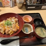 大戸屋 - 炭火焼き鶏の親子丼全景