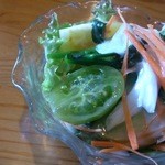 レストランれむの巣 - サラダのトマトはグリーントマトとイエロートマトでした