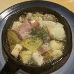 Higako Dainingu Irodori - ソーセージとベーコンと根菜のアヒージョ