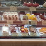 フランス菓子 パティシエ ショコラティエ イナムラショウゾウ - 店内は撮影禁止なので、店の外から撮影